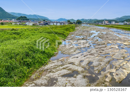 玖珠川と流域の山並み風景 130528167