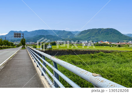 玖珠盆地のメルヘン大橋と万年山と伐株山の山並み 130528208