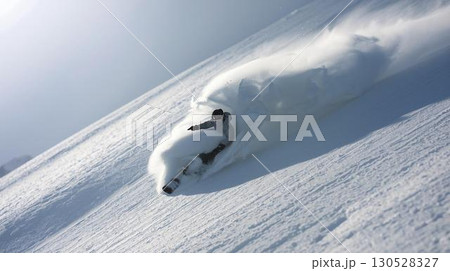雪煙を上げて滑るスノーボーダー 雪煙を上げて滑るスノーボーダー 130528327