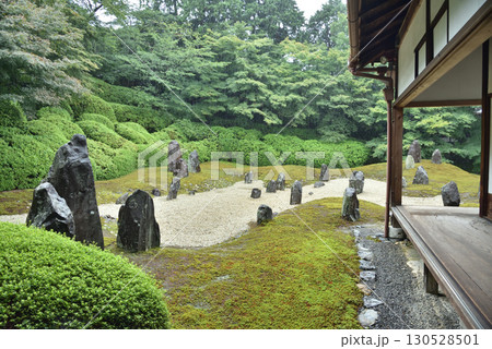 京都　雨の日本庭園 130528501