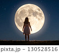 月を見上げる子供のシルエット 130528516