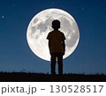 月を見上げる子供のシルエット 130528517