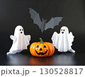 ハロウィンのゴースト人形とカボチャ、コウモリのディスプレイ 130528817