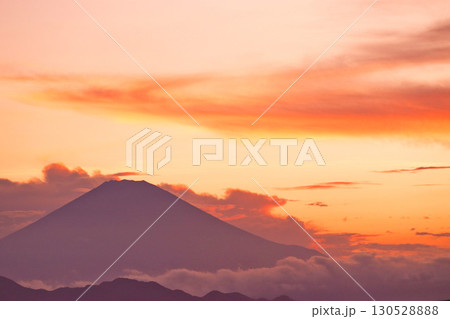 夕焼け空と富士山と裾野を覆う夏の雲 130528888