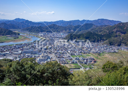佐伯城山歴史公園から望む佐伯市街地と番匠川 130528996