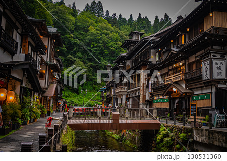 山形県の銀山温泉の街並み 130531360