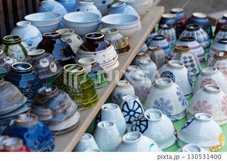 伊勢 おかげ横丁に並ぶ茶碗の陶器 130531400