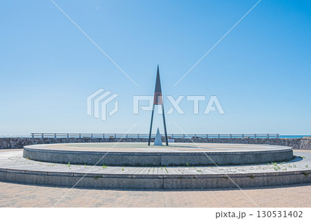 北海道 おにしかツインビーチの海と赤い灯台の風景（夏の快晴） 130531402