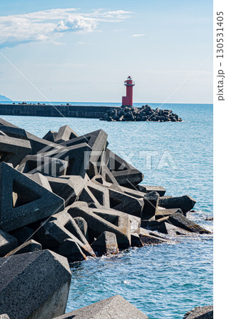 北海道 おにしかツインビーチの海と赤い灯台の風景（夏の快晴） 130531405