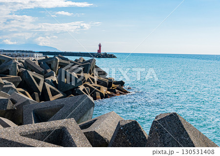 北海道 おにしかツインビーチの海と赤い灯台の風景(夏の快晴) 北海道 おにしかツインビーチの海と赤い灯台の風景(夏の快晴) 130531408