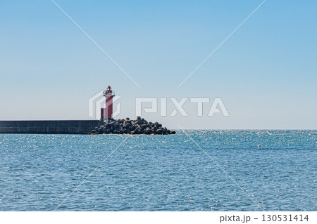 北海道 おにしかツインビーチの海と赤い灯台の風景(夏の快晴) 北海道 おにしかツインビーチの海と赤い灯台の風景(夏の快晴) 130531414