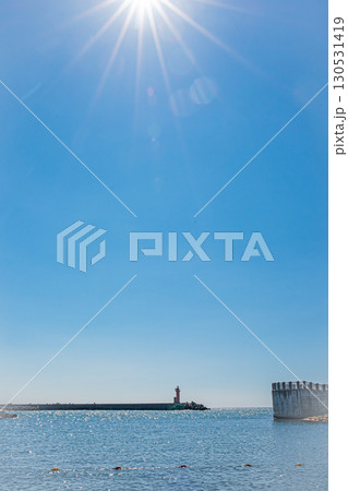 北海道 おにしかツインビーチの海と赤い灯台の風景（夏の快晴） 130531419