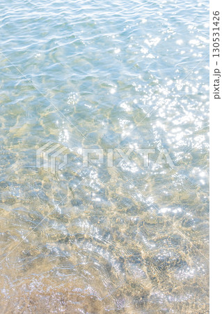 北海道 おにしかツインビーチの海と赤い灯台の風景（夏の快晴） 130531426