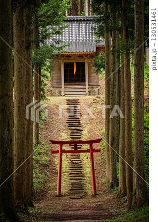 山形県遊佐町 小野曽神社の歴史ある社殿と自然風景 130531461