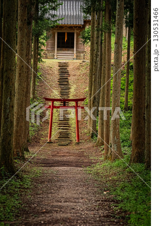 山形県遊佐町 小野曽神社の歴史ある社殿と自然風景 山形県遊佐町 小野曽神社の歴史ある社殿と自然風景 130531466