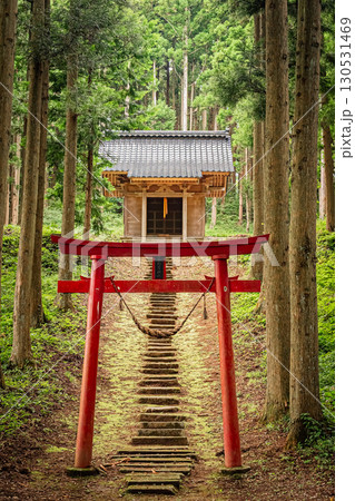 山形県遊佐町 小野曽神社の歴史ある社殿と自然風景 山形県遊佐町 小野曽神社の歴史ある社殿と自然風景 130531469