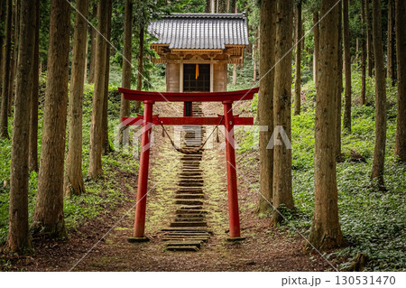 山形県遊佐町 小野曽神社の歴史ある社殿と自然風景 山形県遊佐町 小野曽神社の歴史ある社殿と自然風景 130531470