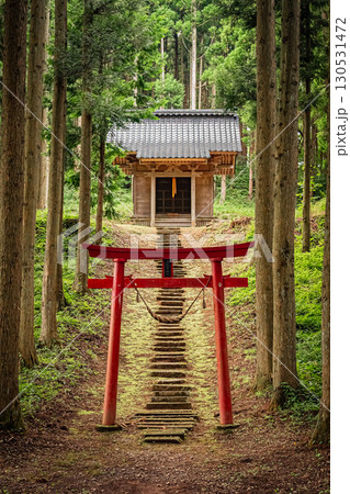 山形県遊佐町 小野曽神社の歴史ある社殿と自然風景 130531472