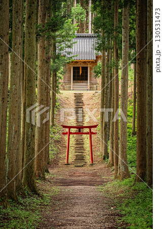 山形県遊佐町 小野曽神社の歴史ある社殿と自然風景 山形県遊佐町 小野曽神社の歴史ある社殿と自然風景 130531473