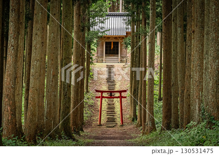 山形県遊佐町 小野曽神社の歴史ある社殿と自然風景 山形県遊佐町 小野曽神社の歴史ある社殿と自然風景 130531475