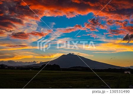 青森県の夕暮れに染まる町並みの風景 青森県の夕暮れに染まる町並みの風景 130531490