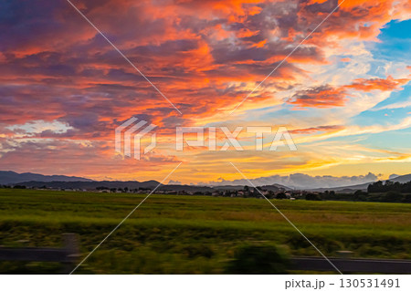青森県の夕暮れに染まる町並みの風景 青森県の夕暮れに染まる町並みの風景 130531491