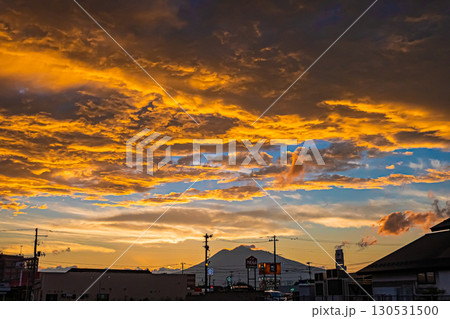 青森県の夕暮れに染まる町並みの風景 青森県の夕暮れに染まる町並みの風景 130531500