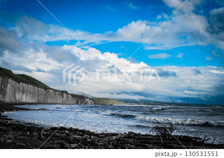 北海道・滝瀬海岸の昼の美しい海岸風景 130531551