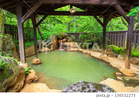 新緑の露天風呂・平湯の湯「男湯」（岐阜県 高山市 奥飛騨温泉郷 平湯温泉） 130532273