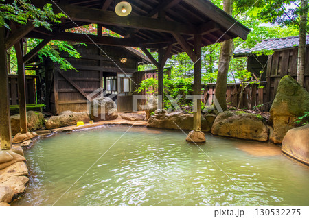 新緑の露天風呂・平湯の湯「男湯」（岐阜県 高山市 奥飛騨温泉郷 平湯温泉） 130532275
