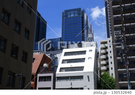 兜町の中層ビル群 130532640