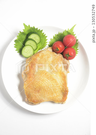 皿に盛った鶏モモ肉ステーキ 皿に盛った鶏モモ肉ステーキ 130532749