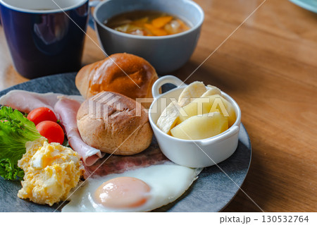 パンと卵、ハムとフルーツの洋朝食 パンと卵、ハムとフルーツの洋朝食 130532764