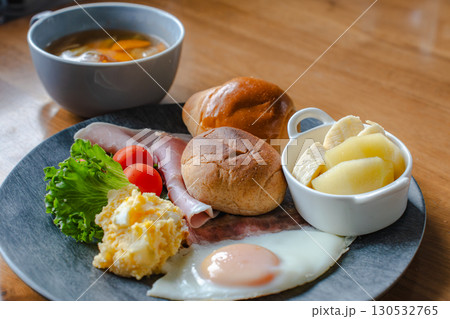 パンと卵、ハムとフルーツの洋朝食 130532765