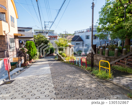 【大田区】早朝の坂道のある馬込の街並み 130532867