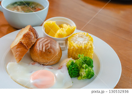 洋風の健康的な朝食 プレート 洋風の健康的な朝食 プレート 130532936