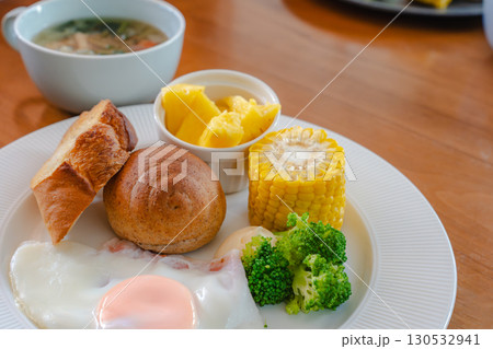 洋風の健康的な朝食 プレート 130532941