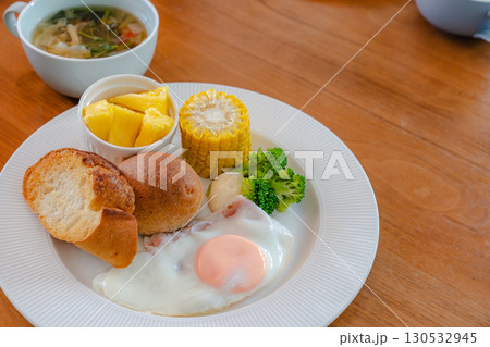 洋風の健康的な朝食 プレート 洋風の健康的な朝食 プレート 130532945