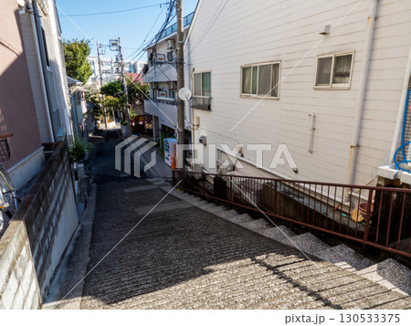 【品川区】早朝の坂道のある西大井の街並み 【品川区】早朝の坂道のある西大井の街並み 130533375