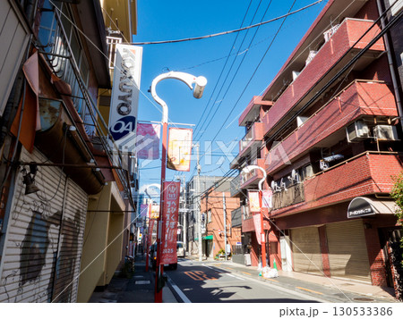 【品川区】早朝の二葉の商店街 【品川区】早朝の二葉の商店街 130533386