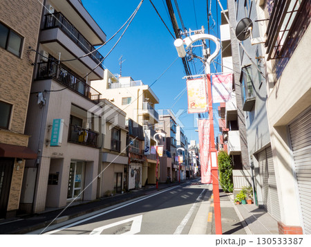 【品川区】早朝の二葉の商店街 【品川区】早朝の二葉の商店街 130533387