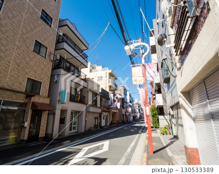 【品川区】早朝の二葉の商店街 130533389