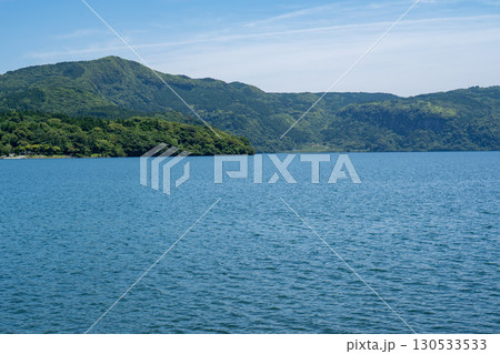 青い湖面の池田湖 130533533