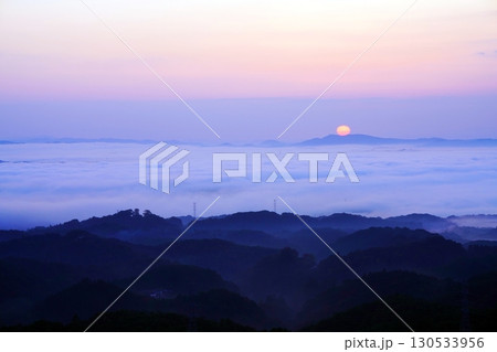 雲海と日の出6370 130533956