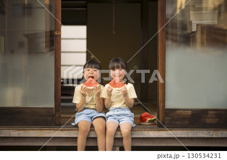縁側でスイカを食べる女の子 縁側でスイカを食べる女の子 130534231