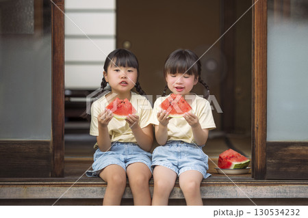 縁側でスイカを食べる女の子 縁側でスイカを食べる女の子 130534232