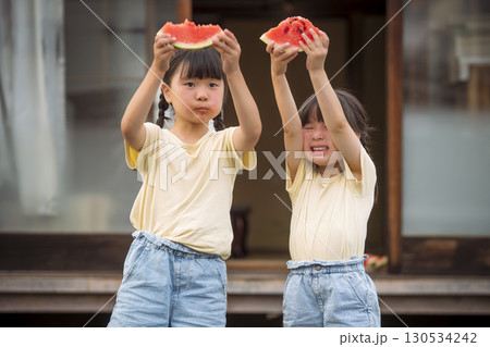 縁側でスイカを食べる女の子 縁側でスイカを食べる女の子 130534242