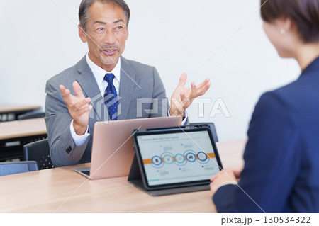 会議するビジネスマンの上司部下 130534322