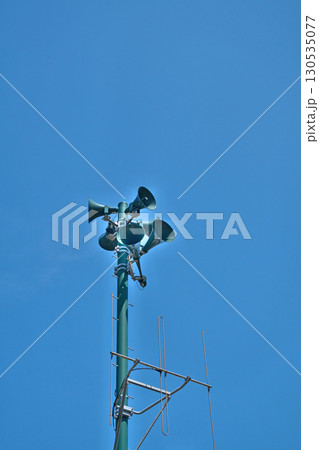 公園に設置されている防災無線屋外子機（防災行政無線） 130535077