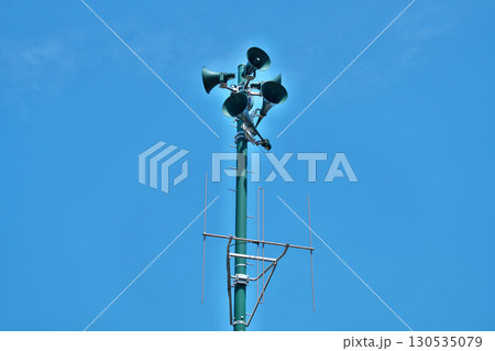 公園に設置されている防災無線屋外子機（防災行政無線） 130535079